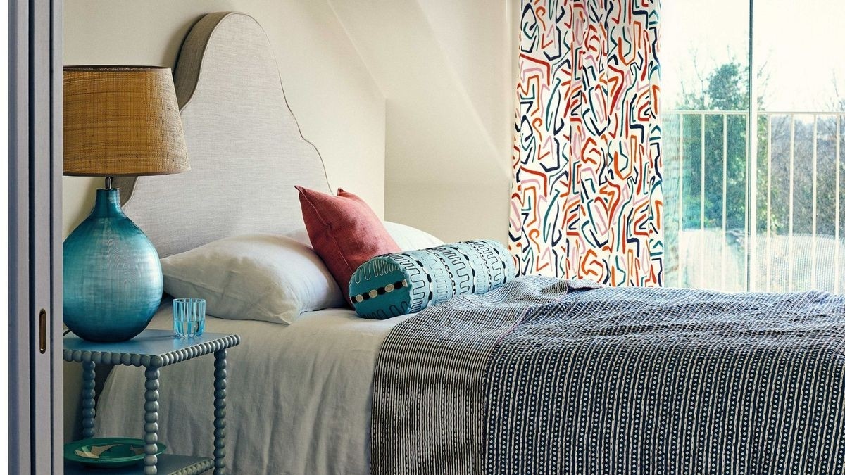 Use Suitable Adhesive Hooks to Organize a Blank Wall