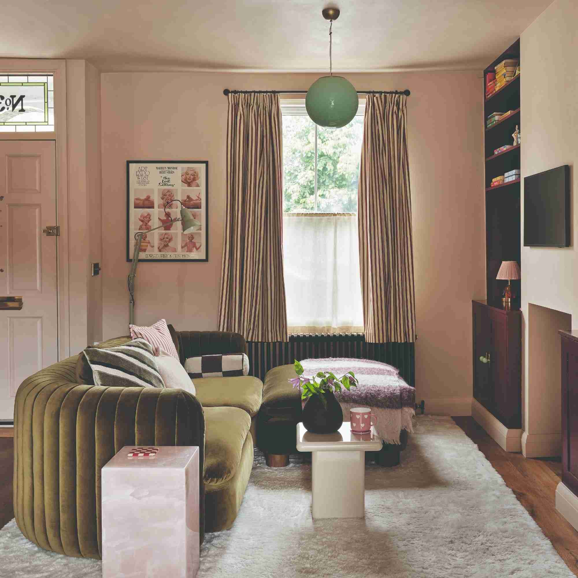 A separate source room combines a central hanging light with the furniture arrangement in a compact lounge.