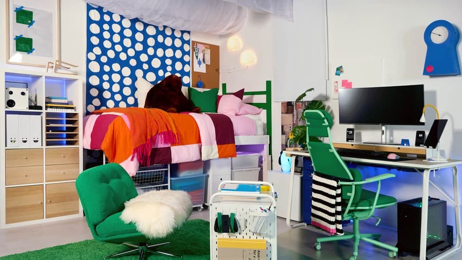 Use Rolling and Under-Bed Storage in a Dorm