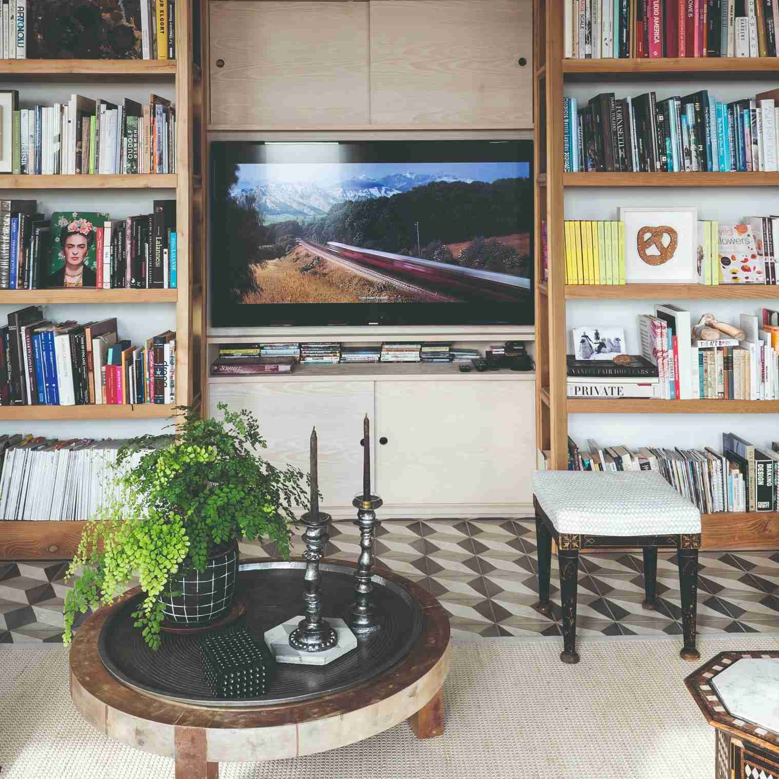 A separate room in the reference uses a circular central table, illustrating a different shape from the cover's nesting set.