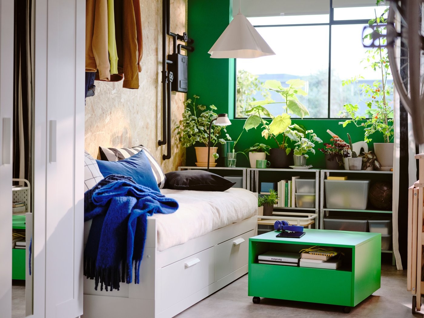 Give a Teen Bedroom Separate Daytime and Nighttime Roles
