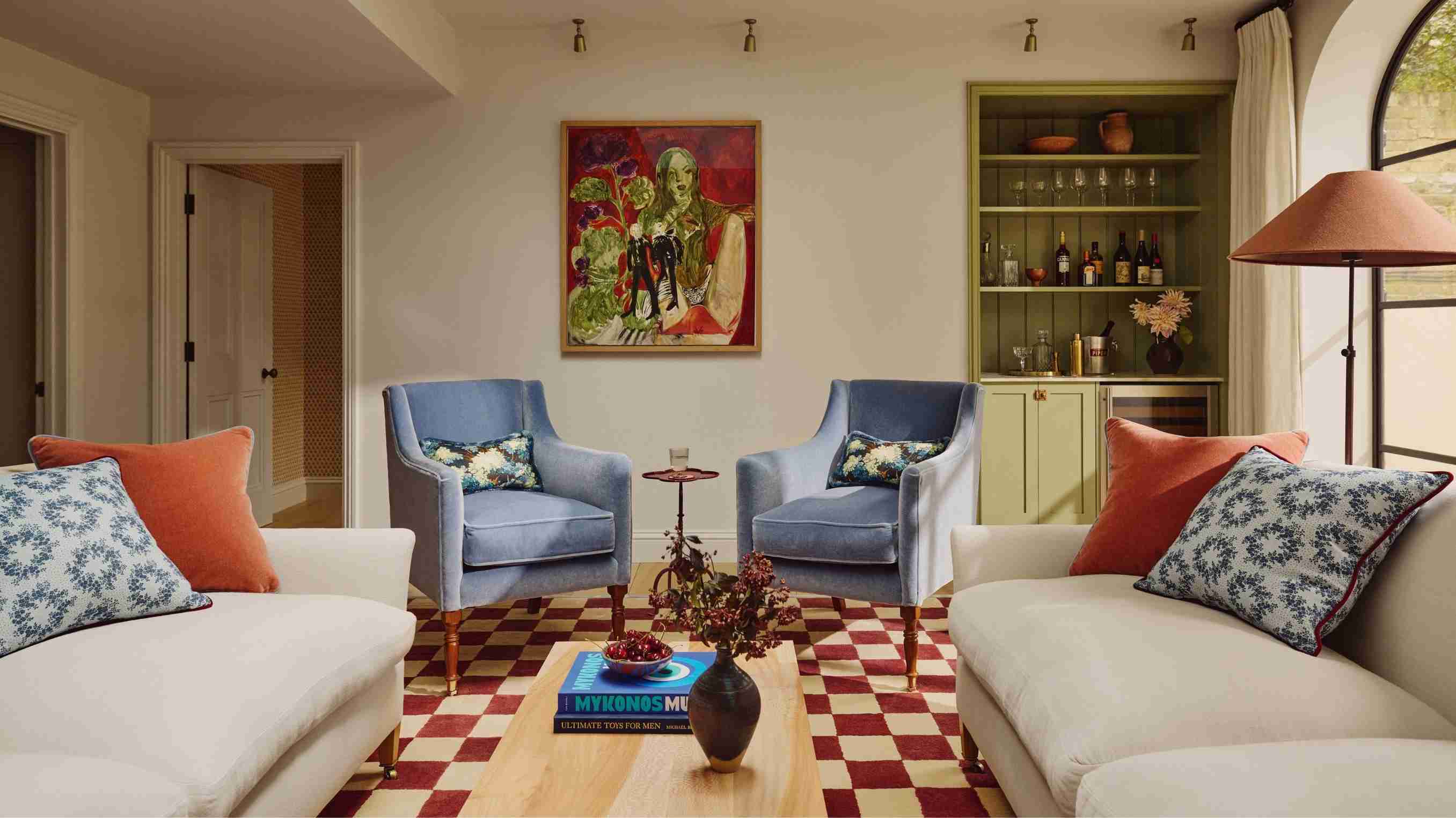Opposing sofas and smaller armchairs in the source illustrate a conversation-oriented arrangement.