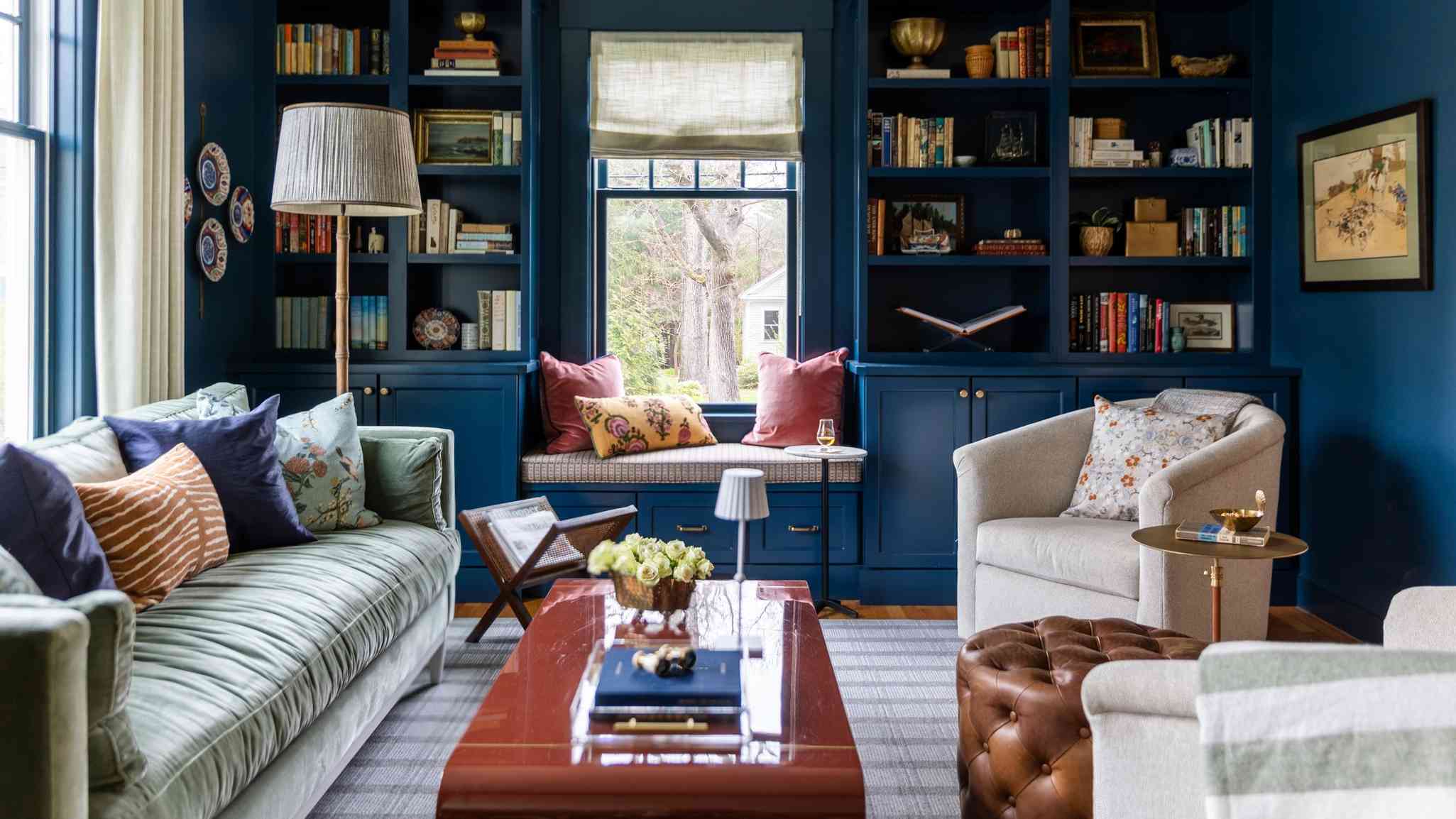 The reference guide combines a sofa, smaller seats, and a window nook within one connected group.