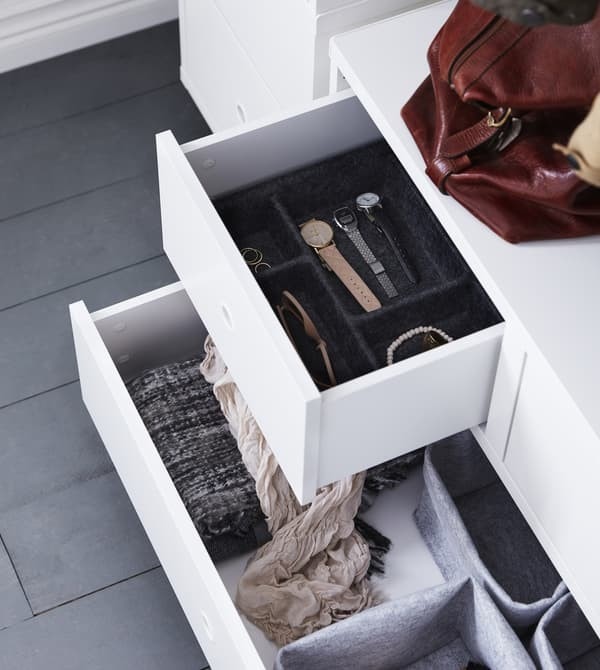A separate source drawer detail groups small accessories within the family entrance storage.