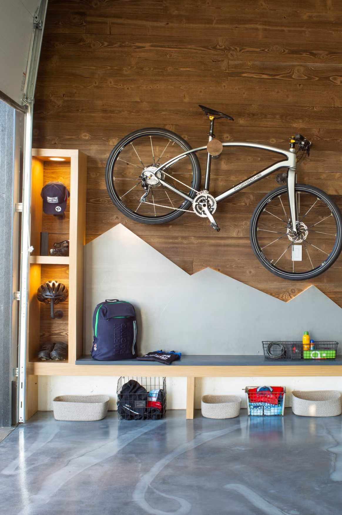 The reference cycling area combines a wall-mounted bicycle with a lower bench and defined places for smaller equipment.