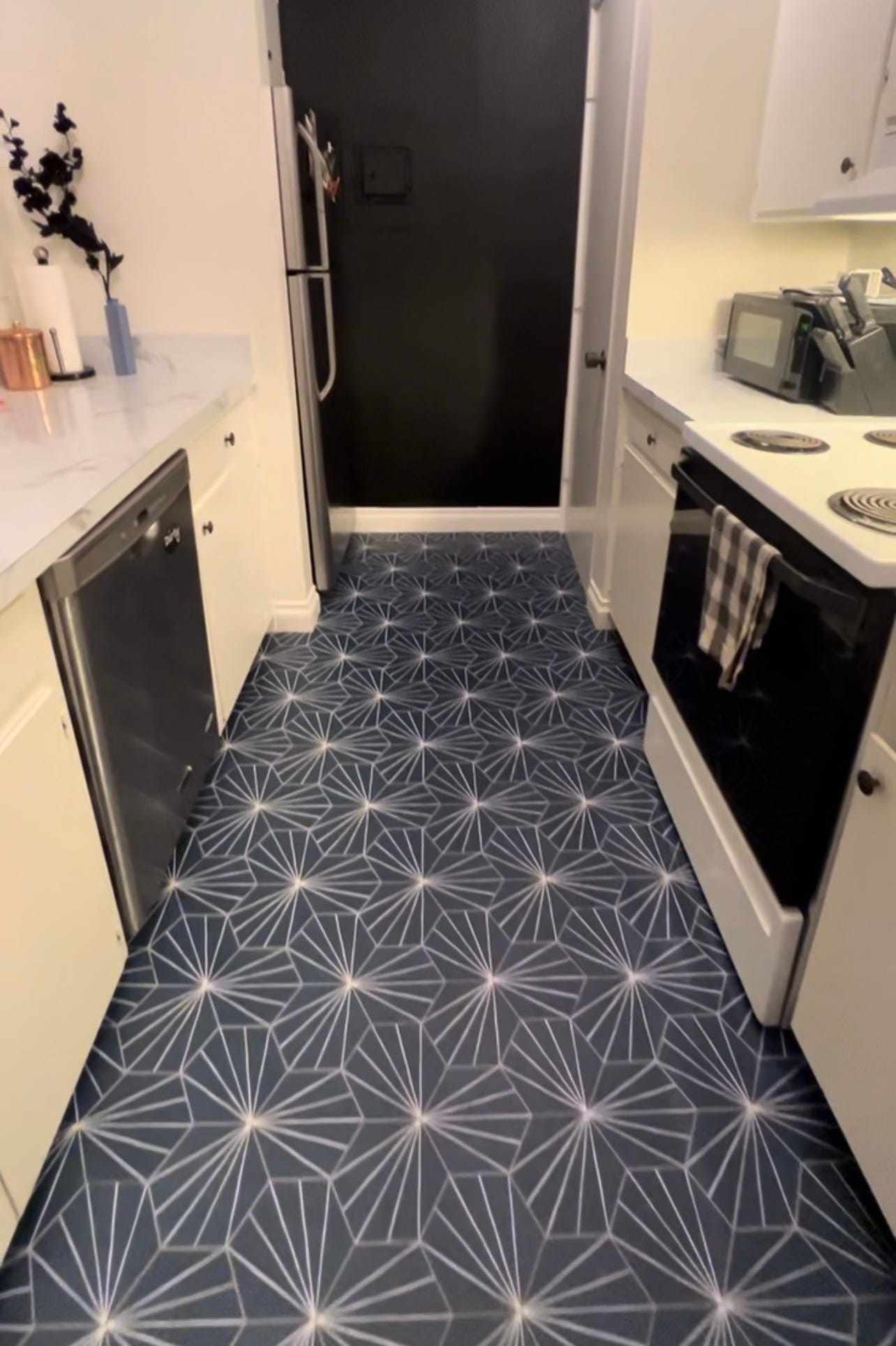 The source rental example shows blue geometric adhesive kitchen flooring, accompanying the account of residue and removal work.