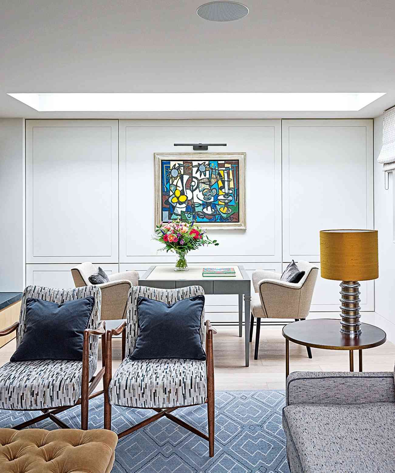 The Homes & Gardens reference shows seating arranged to establish zones without a complete partition.