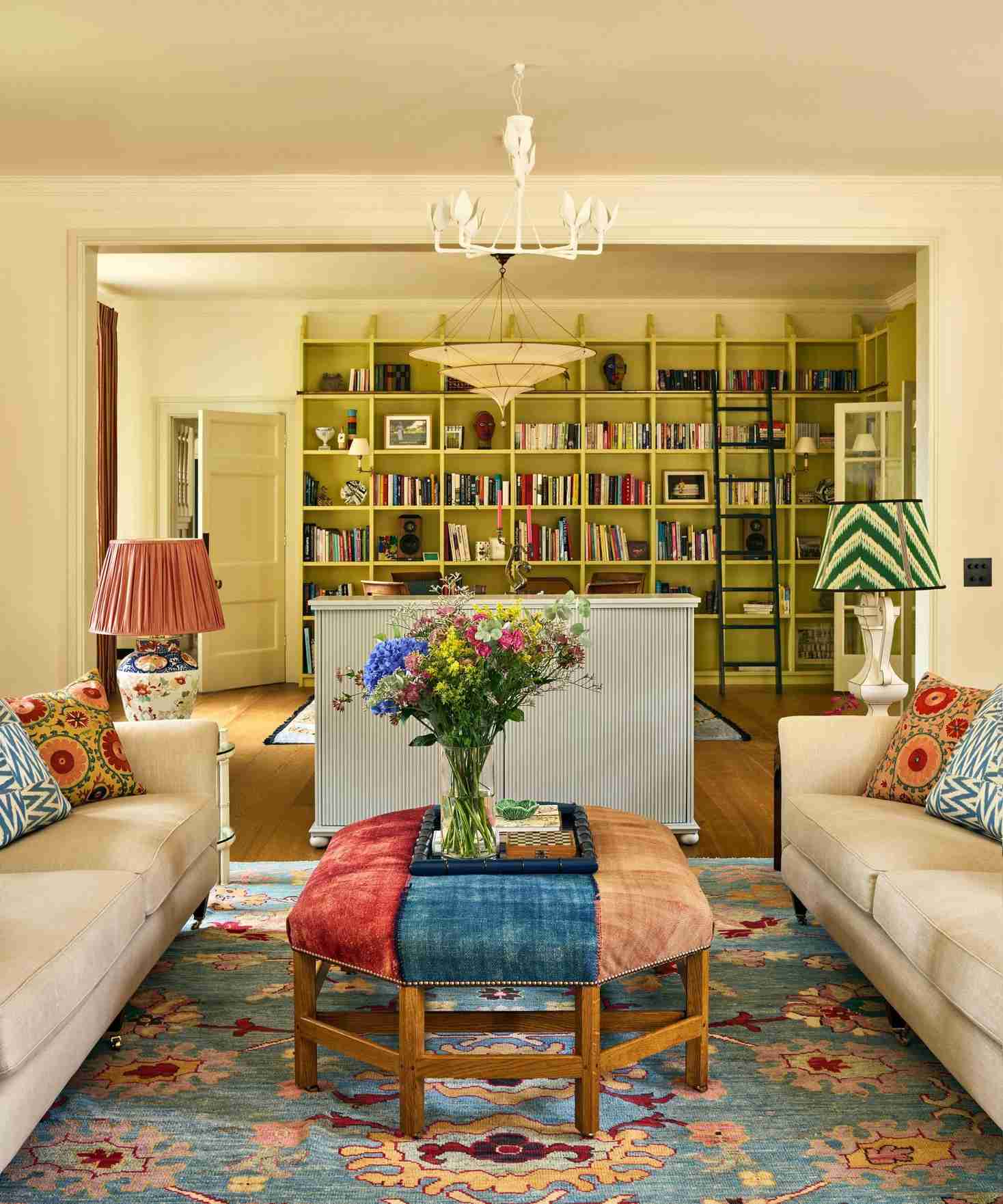 The Studio Hollond example pairs opposing sofas with a television cabinet, allowing a more conversational arrangement when the screen is concealed.