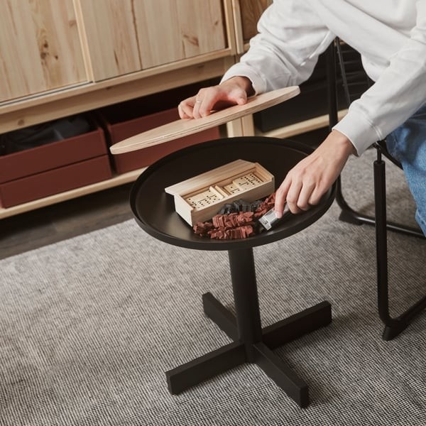 A source detail shows the side table lid lifted to reveal the compartment underneath.