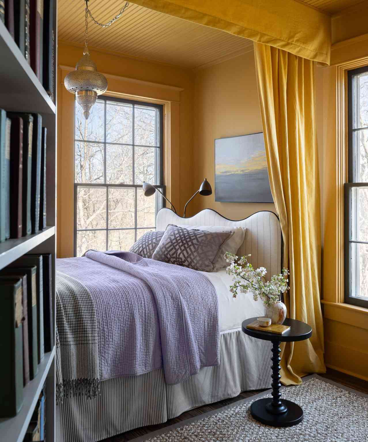 The source nook-bed example uses curtains and yellow surfaces to give the sleeping area a defined position within the room.